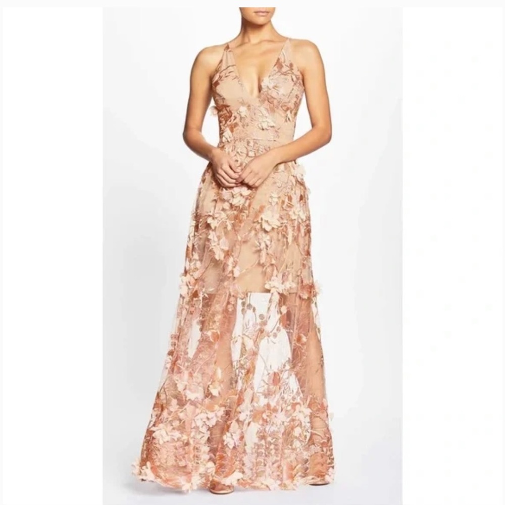 NWT Sidney Deep V-Neck 3D Lace Gown Size XL in peach/nude